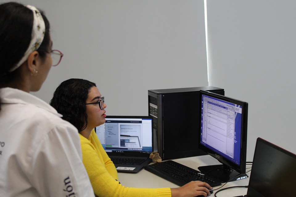 Programar secuencias de control de procesos industriales en PLC y HMI.