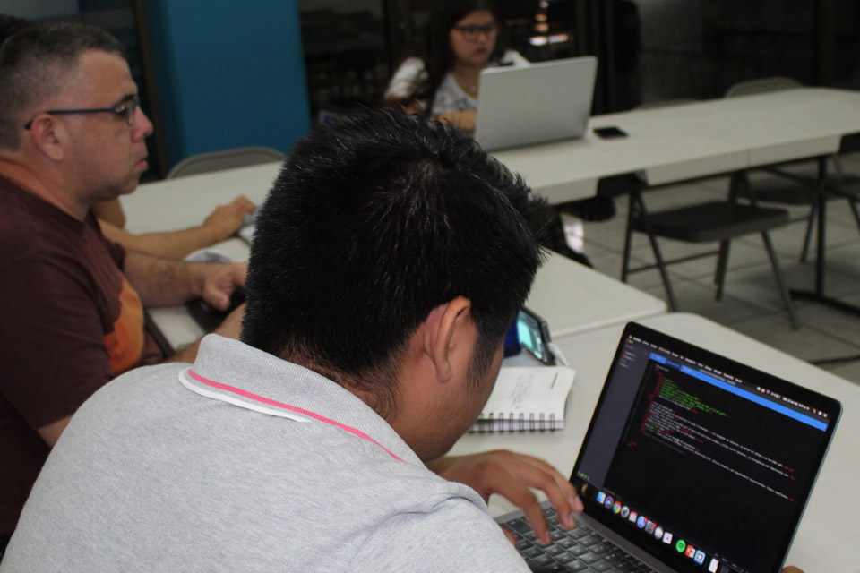 Analiza, diseña y desarrolla aplicaciones basadas en entornos web para todo tipo de industrias