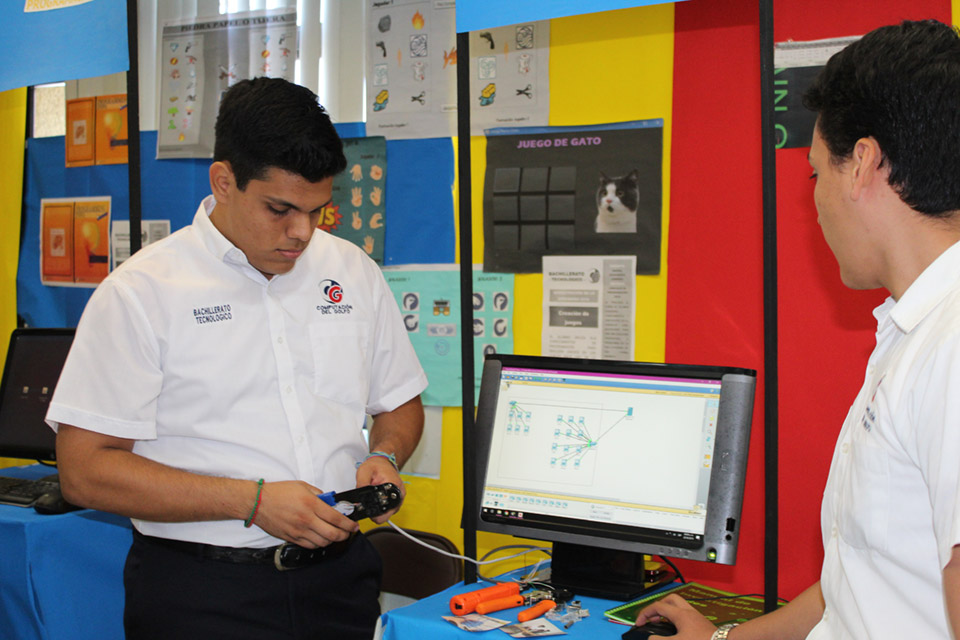 Desarrolla sistema con interfaces de usuario en forma profesional, avalado por SEP y UEMSTIS.