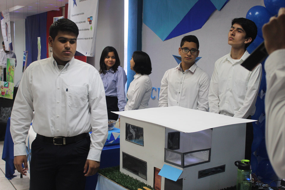 Realiza tareas de diagnóstico, instalación, automatización electrónica, diseño de piezas CAD, domótica.
